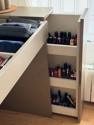 Tocador de maquillaje con espejo y compartimentos