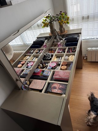 Tocador de maquillaje con espejo y compartimentos