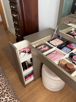 Tocador de maquillaje con espejo y compartimentos