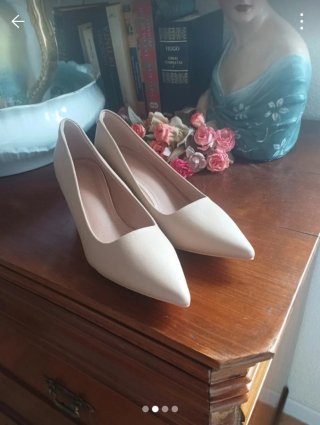 Zapatos de salón beige sin estrenar