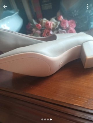 Zapatos de salón beige sin estrenar