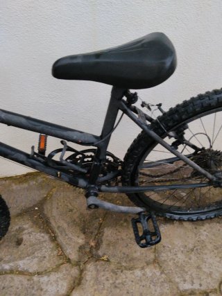 Bicicleta negra restaurada
