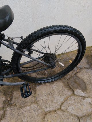 Bicicleta negra restaurada