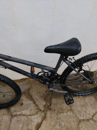 Bicicleta negra restaurada