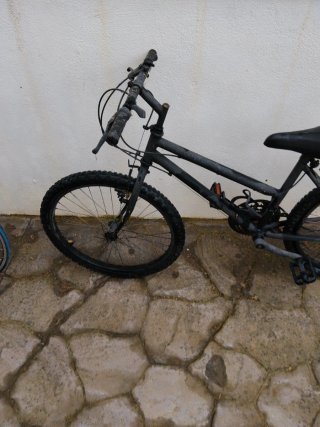 Bicicleta negra restaurada