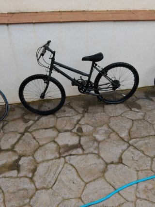 Bicicleta negra restaurada