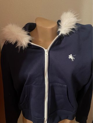 Sudadera azul con capucha y logo