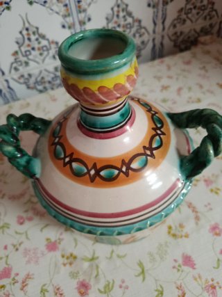 Jarrón de cerámica multicolor con asas