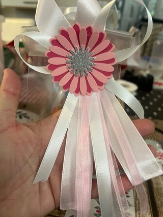 Decorazione fiore di carta con nastri.