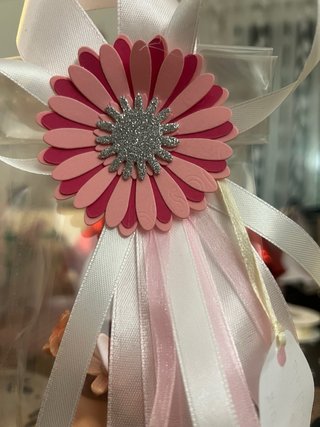 Decorazione fiore di carta con nastri.