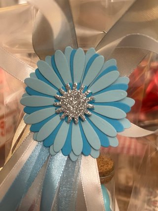 Decorazione fiore di carta con nastri.