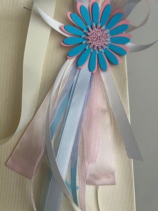 Decorazione fiore di carta con nastri.