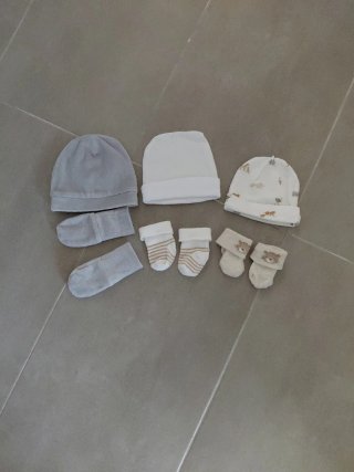 Lote 3 gorros, 2 calcetines y manoplas bebé