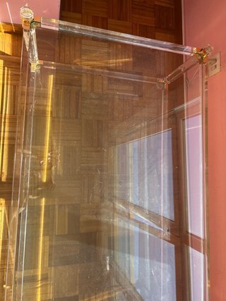 Mesa centro cristal y metacrilato dorado