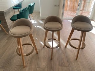 Confezione di 3 sgabelli nuovi