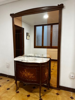 Recibidor clásico con espejo y cómoda