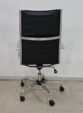 Silla de escritorio negra y plateada