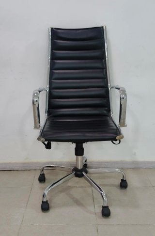 Silla de escritorio negra y plateada
