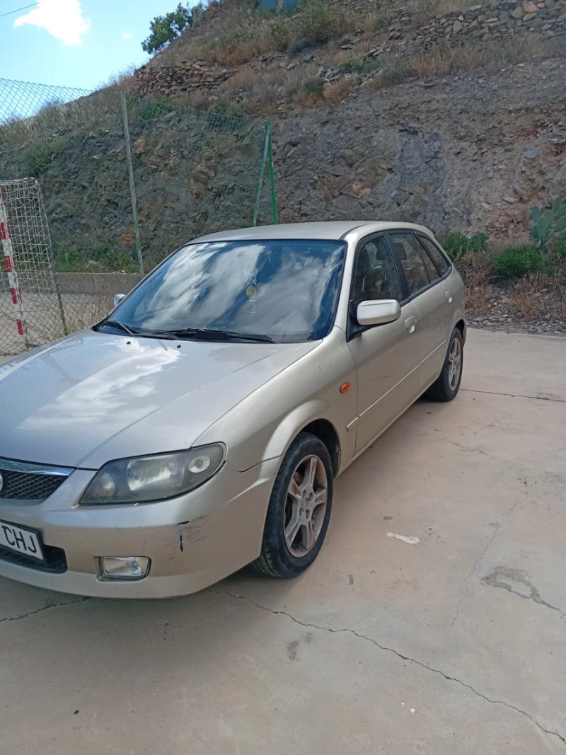 Mazda 323 2003 - foto 1
