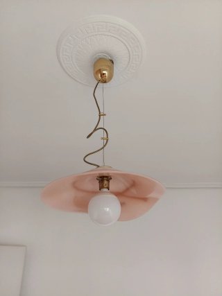 Lámpara colgante rosa y dorada