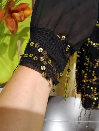 Vestido negro elástico con lentejuelas doradas