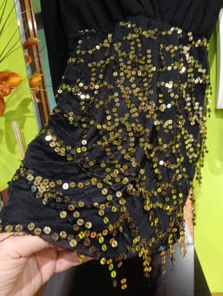 Vestido negro elástico con lentejuelas doradas
