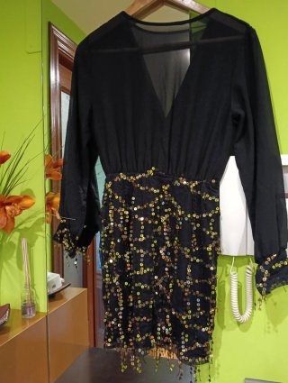 Vestido negro elástico con lentejuelas doradas