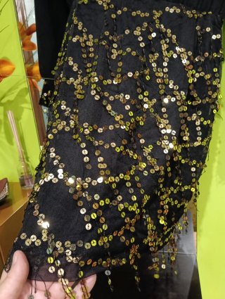 Vestido negro elástico con lentejuelas doradas