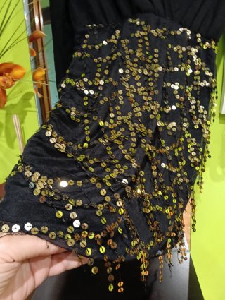Vestido negro elástico con lentejuelas doradas
