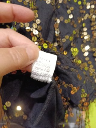 Vestido negro elástico con lentejuelas doradas