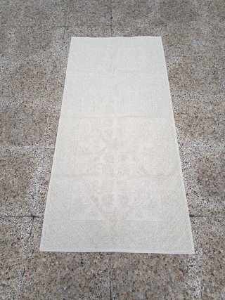Due tappeti di cotone, uno bianco e uno beige.