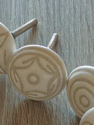 Pomelli per mobili in ceramica