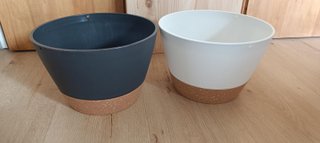 Macetas colgantes riego gris y blanco