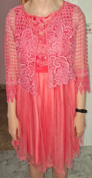 Vestido de fiesta rosa con chaqueta a juego.