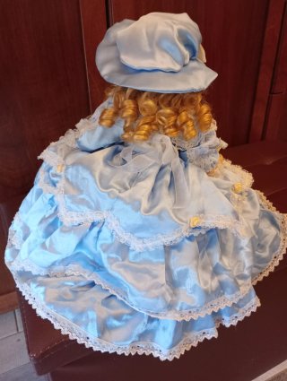 Bambola porcellana vestito azzurro