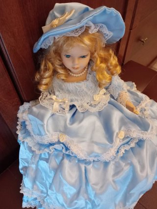 Bambola porcellana vestito azzurro