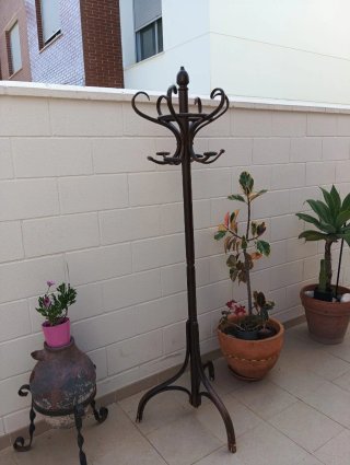 Perchero de madera estilo clásico