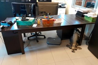 Mesa de madera marrón