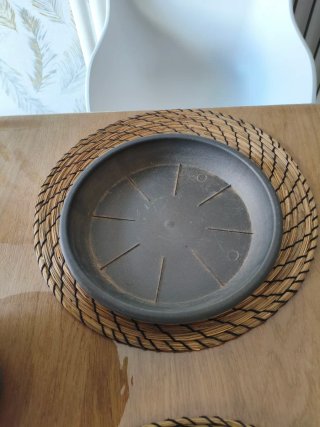 Maceta gris de plástico