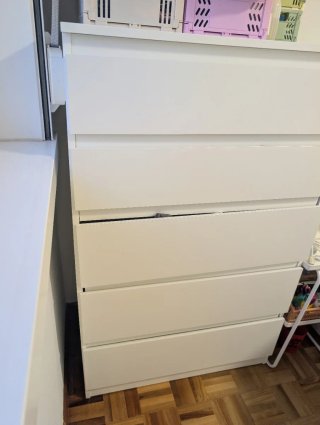Cómoda Kullen Ikea 5 cajones blanca, de madera.