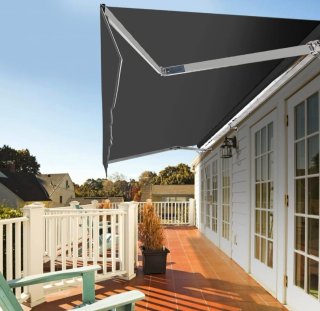 Toldo gris y blanco con manivela