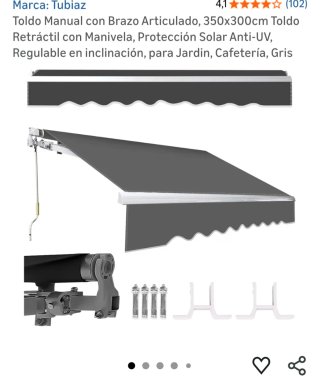 Toldo gris y blanco con manivela