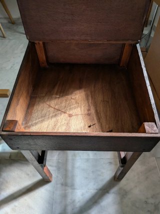 Antico banco per bambini in legno