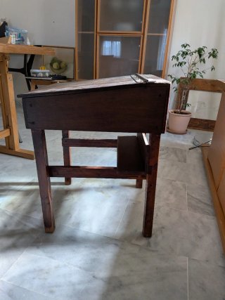 Antico banco per bambini in legno