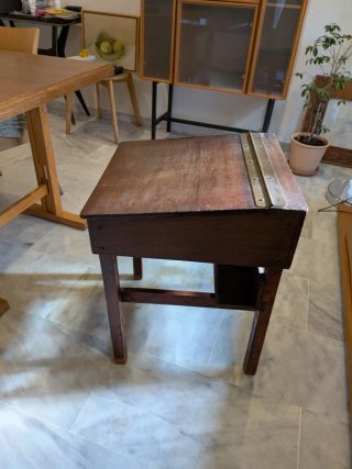 Antico banco per bambini in legno