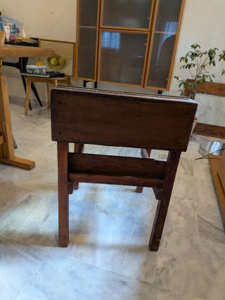 Antico banco per bambini in legno