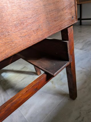 Antico banco per bambini in legno