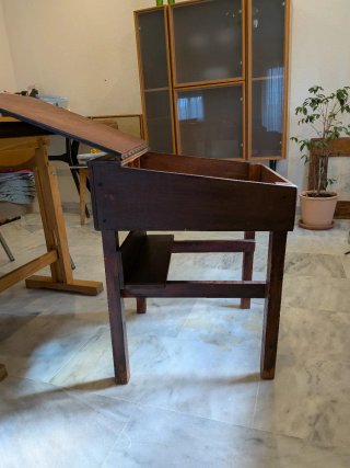Antico banco per bambini in legno