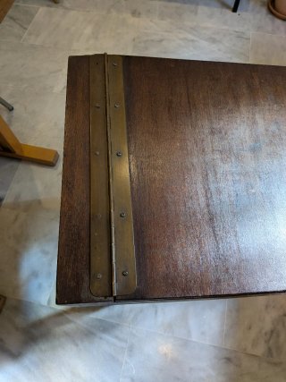 Antico banco per bambini in legno
