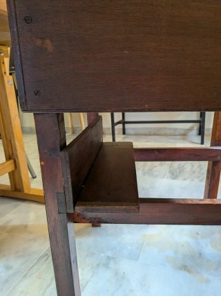 Antico banco per bambini in legno